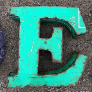 Plåtbokstav E Handgjord Indien