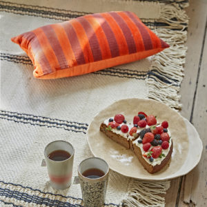 Randig sammetskudde red/bordeaux (30x50)